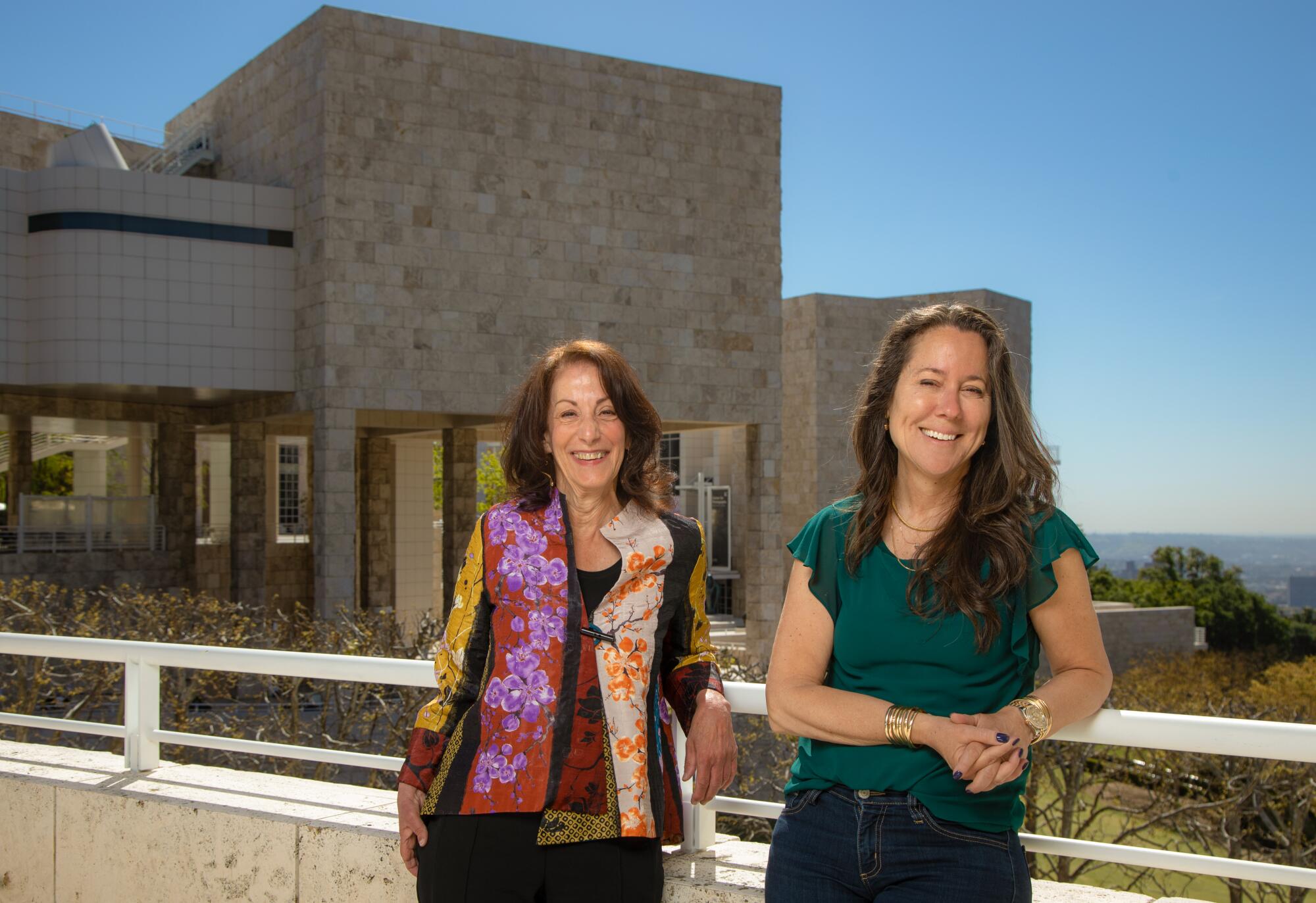 La directora de la Fundación Getty, Joan Weinstein, y la presidenta del Getty Trust, Katherine Fleming, fotografiadas en el Centro Getty. 