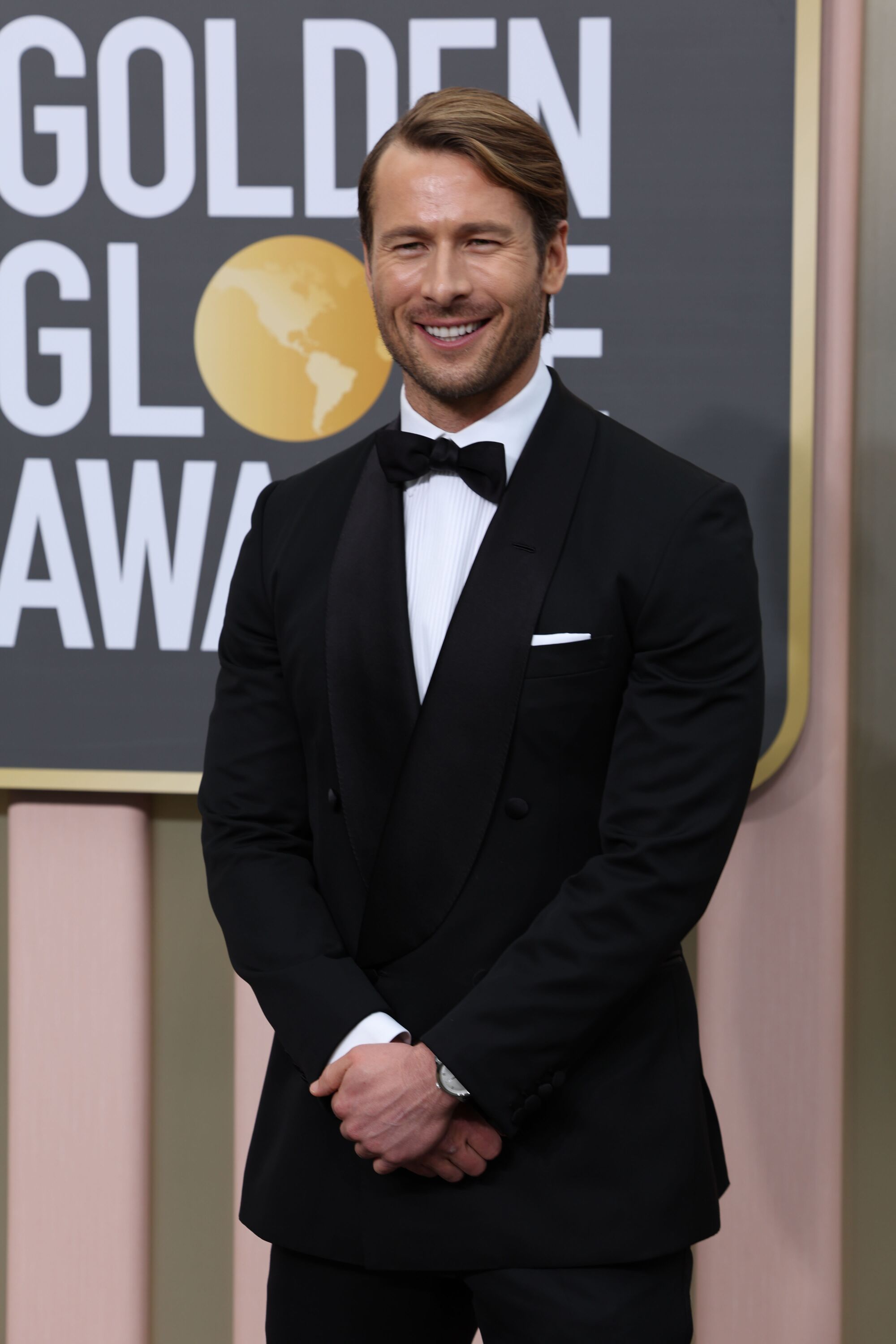 Glen Powell in a black tux at the Golden Globes