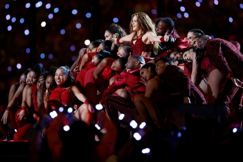 Miami Gardens (United States), 02/02/2020.- Colombian singer Shakira performs during halftime of the National Football League's Super Bowl LIV at Hard Rock Stadium in Miami Gardens, Florida, USA, 02 February 2020. (Estados Unidos) EFE/EPA/JOHN G. MABANGLO