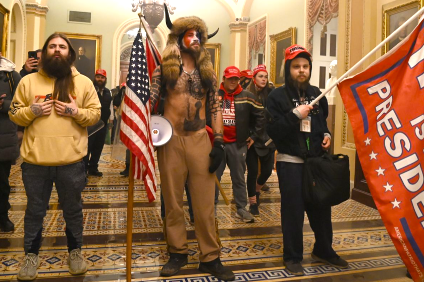 Un hombre disfrazado de bisonte, con un gorro con cuernos y sin camiseta presidió momentáneamente el Senado de EEUU. Se hizo viral en las redes sociales y llamó la atención de miles de personas.