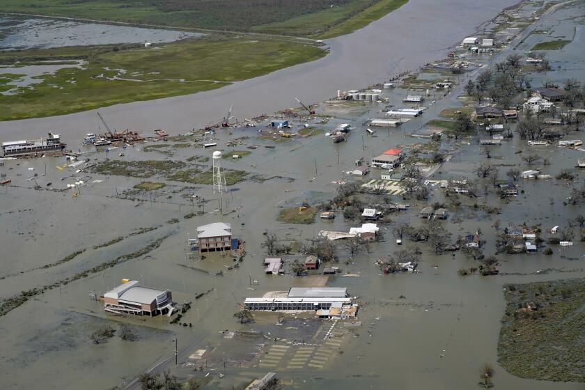ARCHIVO - En esta foto de archivo del jueves 27 de agosto de 2020, edificios y casas están inundados tras el paso del huracán Laura en Cameron, Luisiana. (AP Fhoto/David J. Phillip)