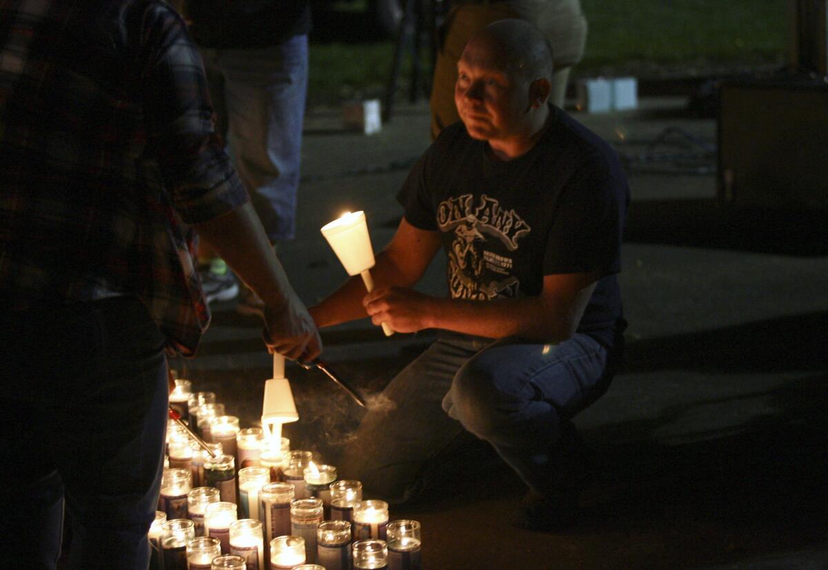 Varios lugareños participan en una vigilia en Stewart Park en memoria de las víctimas de un tiroteo perpetrado en el centro de estudios superiores Umpqua Community College, en Roseburg, Oregón (Estados Unidos) el 1 de octubre de 2015. Al menos diez personas murieron y otras 7 resultaros heridas en el ataque perpetrado presuntamente por un hombre identificado como Chris Harper Mercer, de 26 años.EFE/Gary Breedlove