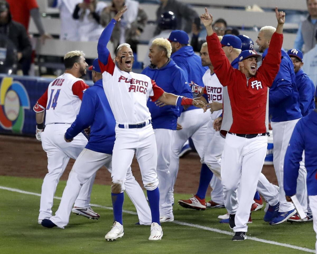 Jugadores de la selección de Puerto Rico celebran la victoria del equipo tras la primera semifinal del Clásico Mundial de Béisbol entre Puerto Rico y Holanda celebrado en Los Ángeles