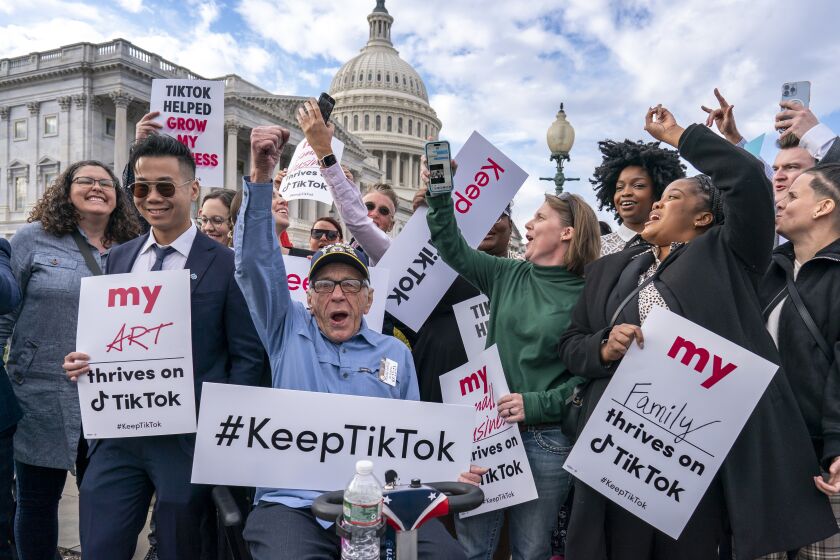 Partidarios de TikTok se congregan en el Capitolio, en Washington, el miércoles 22 de marzo de 2023, para defender a la plataforma previo a una audiencia del director general de TikTok, Shou Zi, prevista para el jueves. (AP Foto/J. Scott Applewhite)