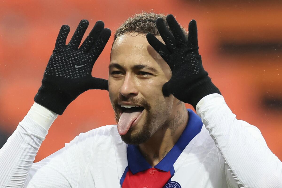 Neymar celebra tras anotar el segundo gol del Paris Saint-Germain