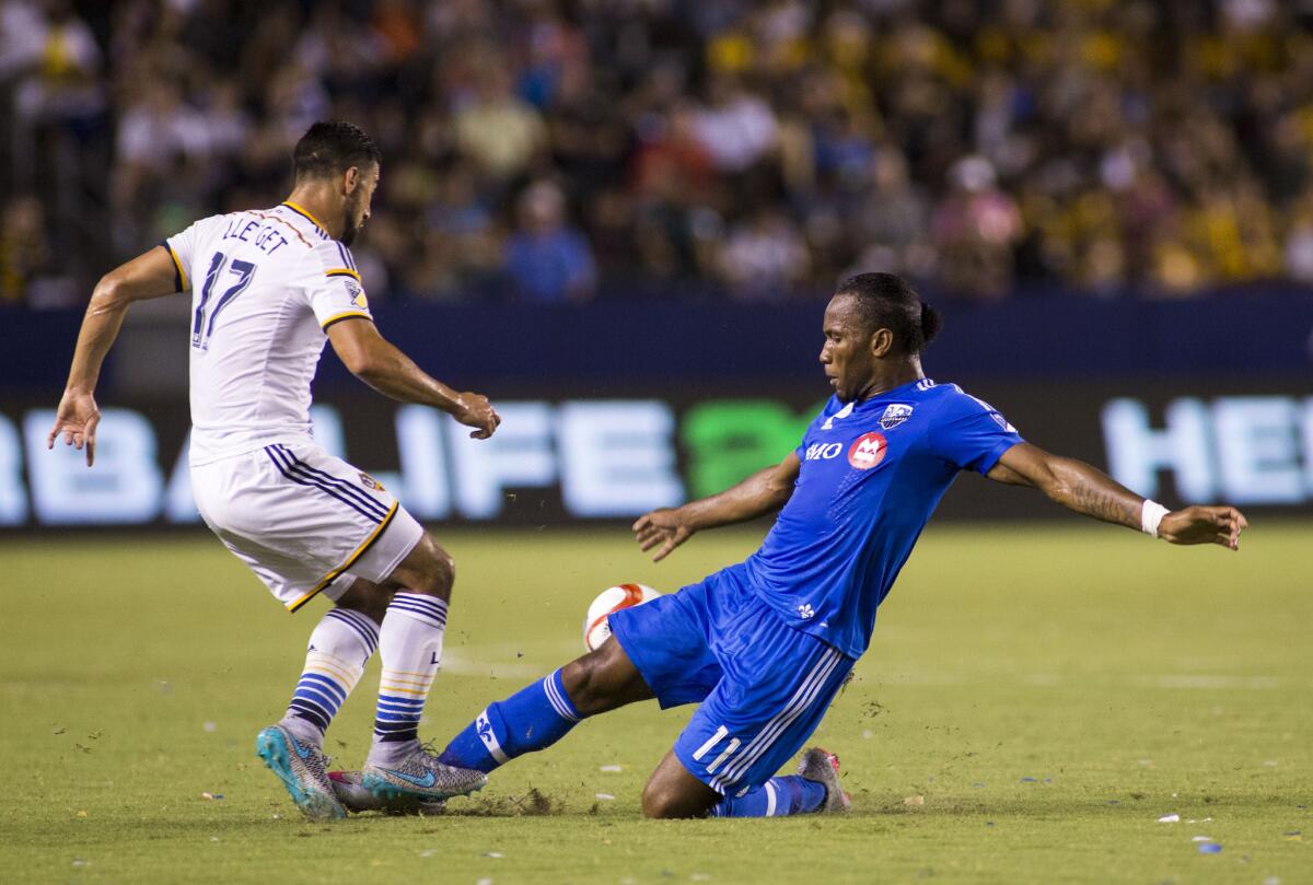 Sebastian Lletget del Galaxy(izq), y Didier Drogba del Montreal Impact.