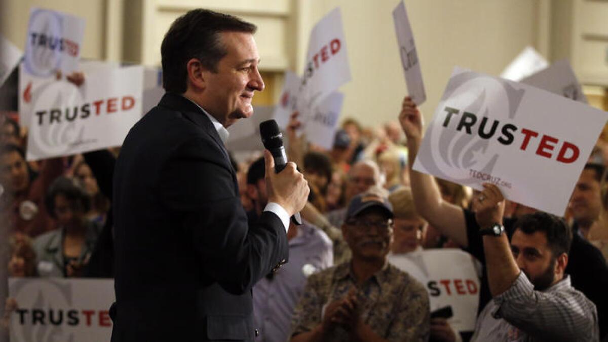 El precandidato presidencial republicano Ted Cruz habla con partidarios en un mitin en Irvine.