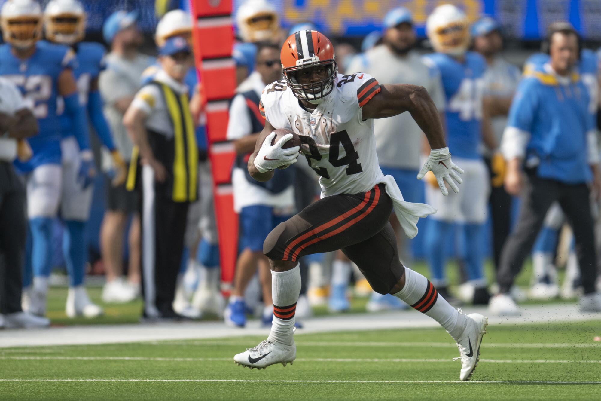 Cleveland Browns running back Nick Chubb runs with the ball against the Chargers.