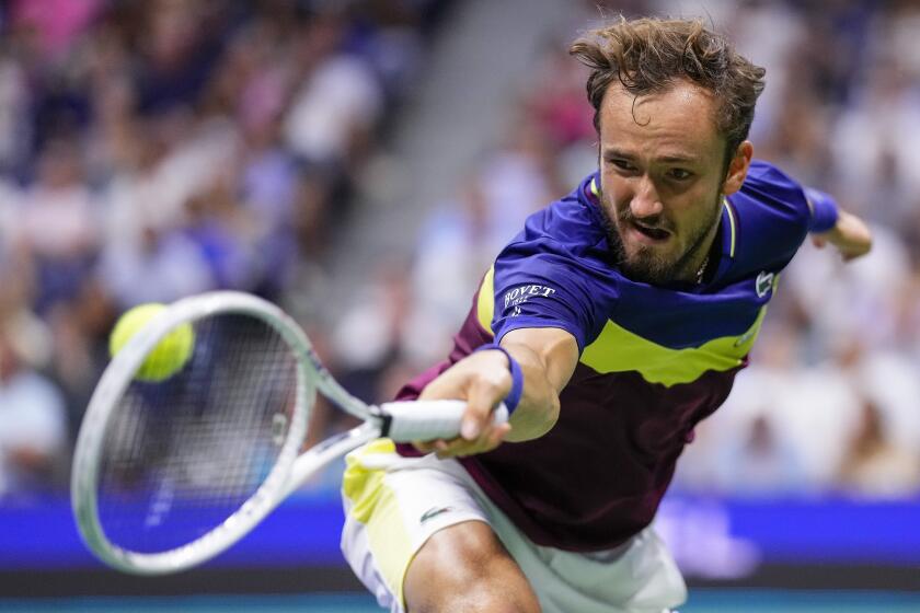 El ruso Daniil Medvedev devuelve ante el español Carlos Alcaraz.