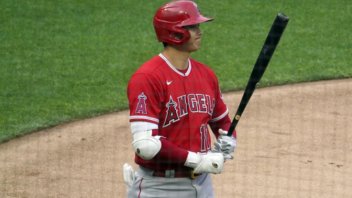 Mike Trout uses bat, glove to help Angels beat A's 8-2