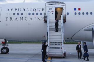 El presidente francés Emmanuel Macron abordando el avión para ir a Nueva Caledonia, en el Aeropuerto Orly de París, el 21 de mayo de 2024. (Ludovic Marin/Pool Photo via AP)