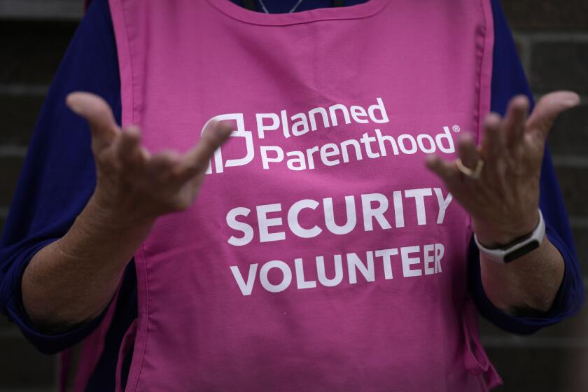 Un acompañante de pacientes de la clínica de planificación familiar Planned Parenthood, el jueves 18 de julio de 2024 en Ames, Iowa. (Foto AP/Charlie Neibergall)