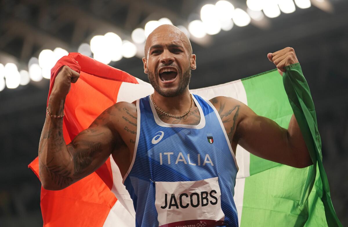 El velocista italiano Marcell Jacobs celebra su victoria en la carrera de 100 metros.