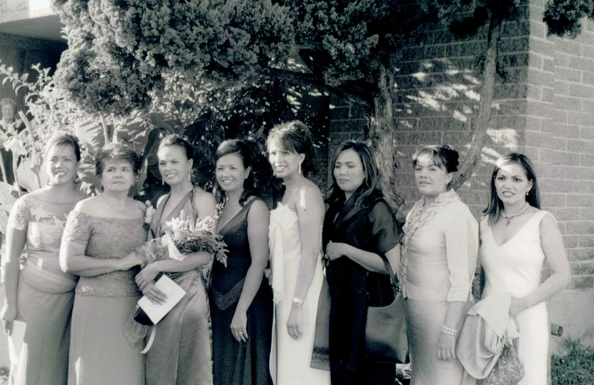 Rosa Cárdenas, segunda a la izquierda, con siete de sus hijas. 
