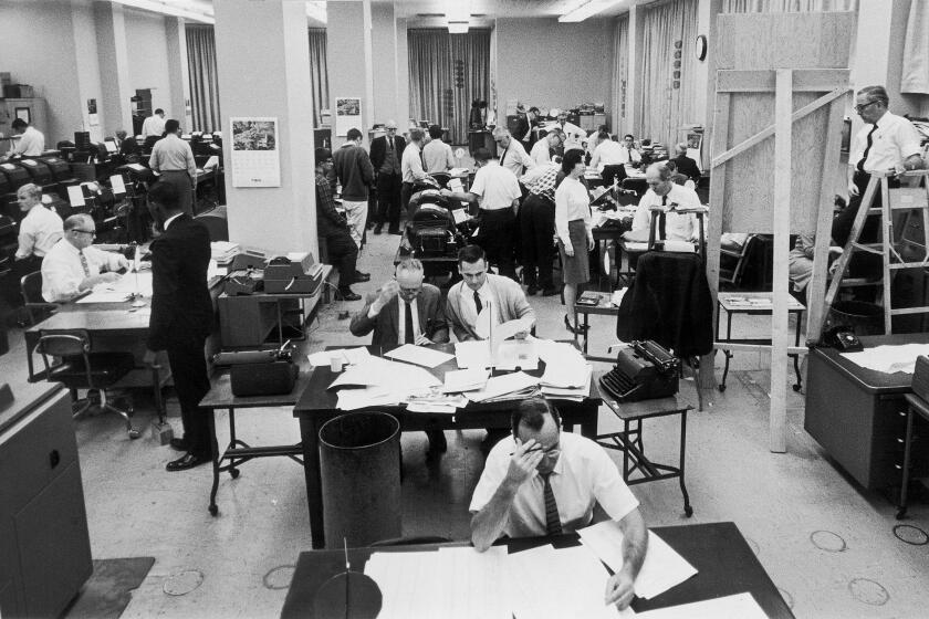 ARCHIVO - Trabajadores en una noche electoral en la oficina de The Associated Press en Washington, el 3 de noviembre de 1964. (AP Foto, Archivo)