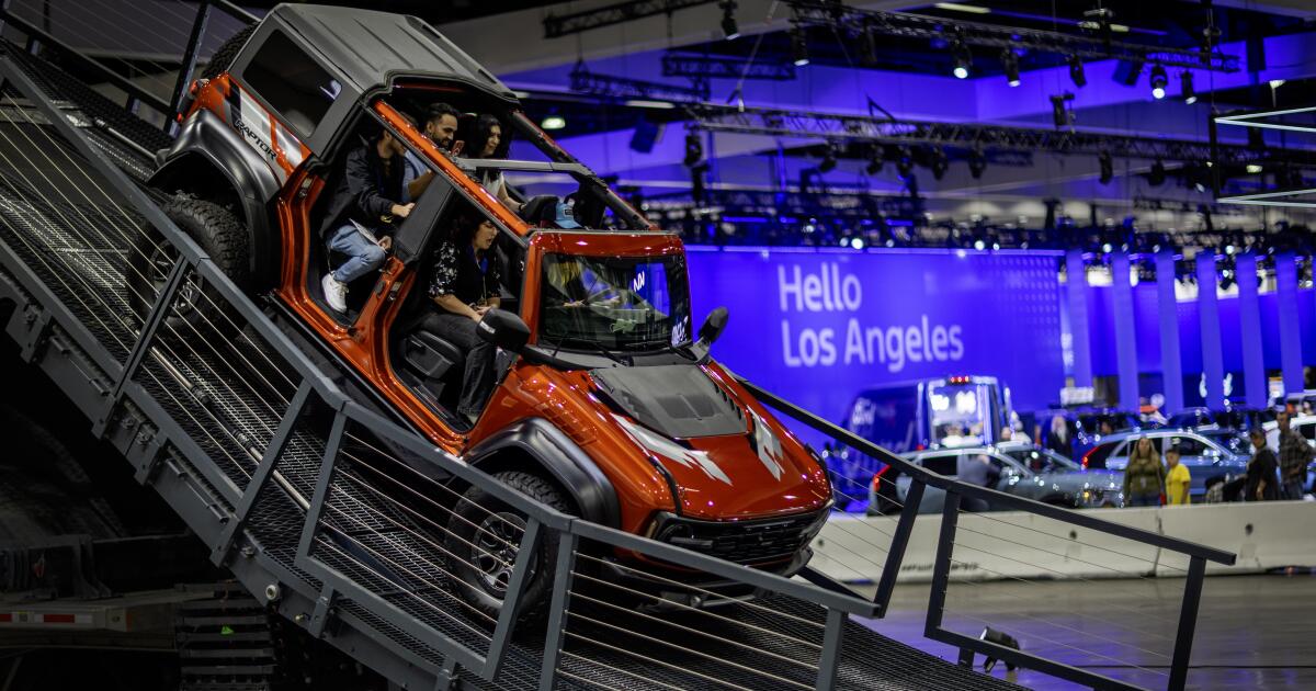 照片展示：洛杉矶车展上展示的过去、现在和未来的汽车文化