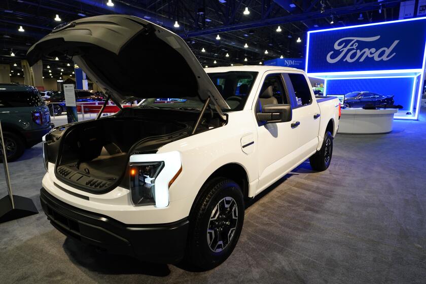 ARCHIVO - La camioneta Ford F-150 Lightning es exhibida en el Auto Show de Filadelfia, el viernes 27 de enero de 2023. (AP Foto/Matt Rourke, archivo)