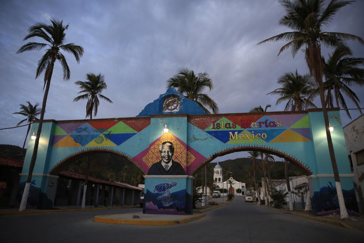 Un mural de Nelson Mandela decora la entrada de las Islas Marías