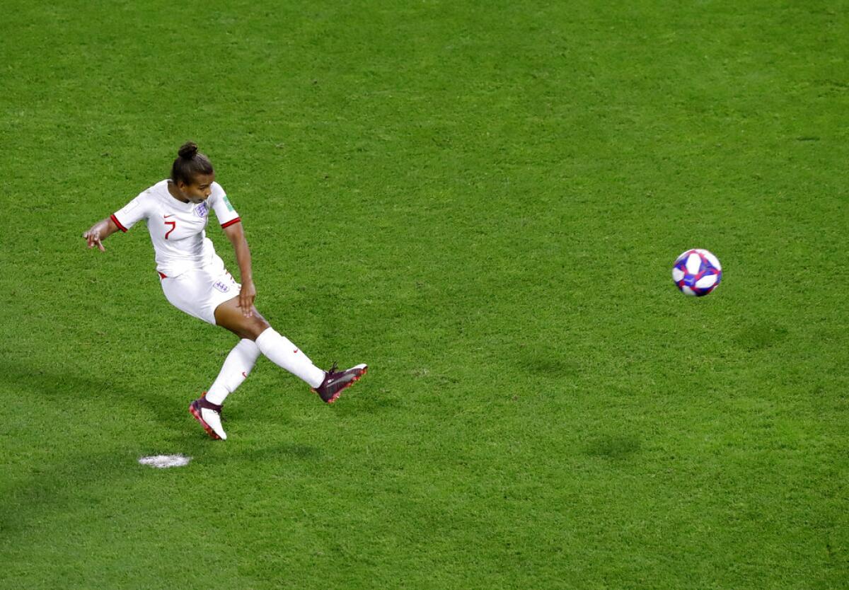 ARCHIVO - En imagen de archivo del 27 de junio de 2019, la delatera Nikita Parris cobra un penal por la selección de Inglaterra durante el duelo con Noruega en los cuartos de final del Mundial femenino, en el Estadio Oceane de Le Havre, Francia.