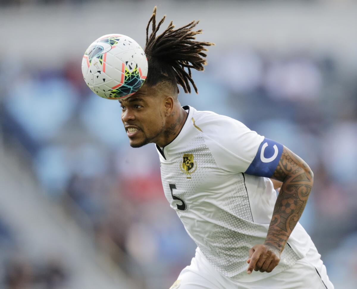 Román Torres, de la selección de Panamá, adelanta el balón con la cabeza durante un encuentro ante Trinidad y Tobago, en la fase de grupos de la Copa de Oro, el martes 18 de junio de 2019, en St. Paul, Minnesota