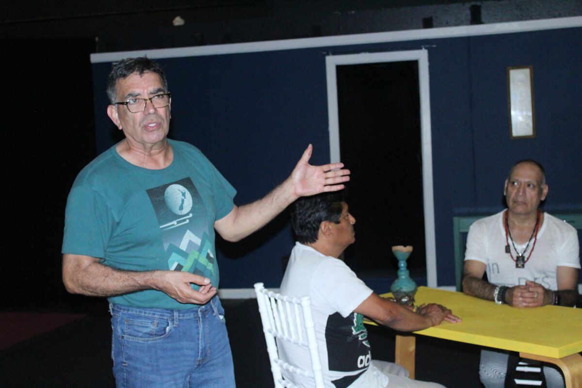 Rubén Amavizca-Murúa, director artístico del Grupo de Teatro Sinergia (en camisa verde) imparte los talleres por la noche.