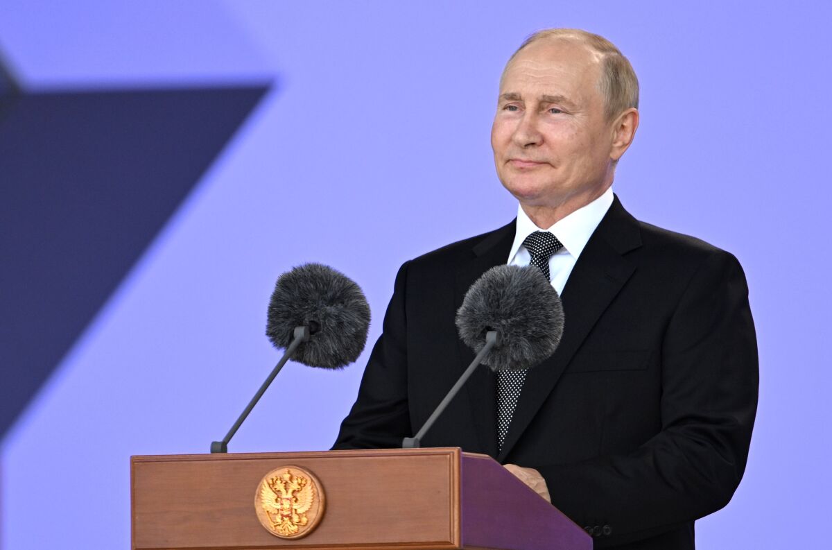 El presidente ruso Vladimir Putin ofrece un discurso durante la inauguración de una exhibición anual de armas en las afueras de Moscú, Rusia, el lunes 15 de agosto de 2022. Putin prometió expandir la cooperación militar con los aliados del país. (Sputnik, Kremlin Pool Photo vía AP)