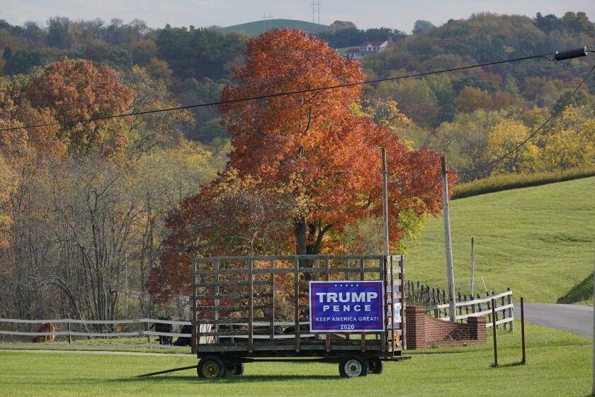 Cartel de Trump/Pence en una granja de Freeport, Pensilvania, en foto del 15 de octubre del 2020. El voto de zonas ruales como esta será vital para las esperanzas de Donald Trump de ser reelegido. (AP Photo/Gene J. Puskar)
