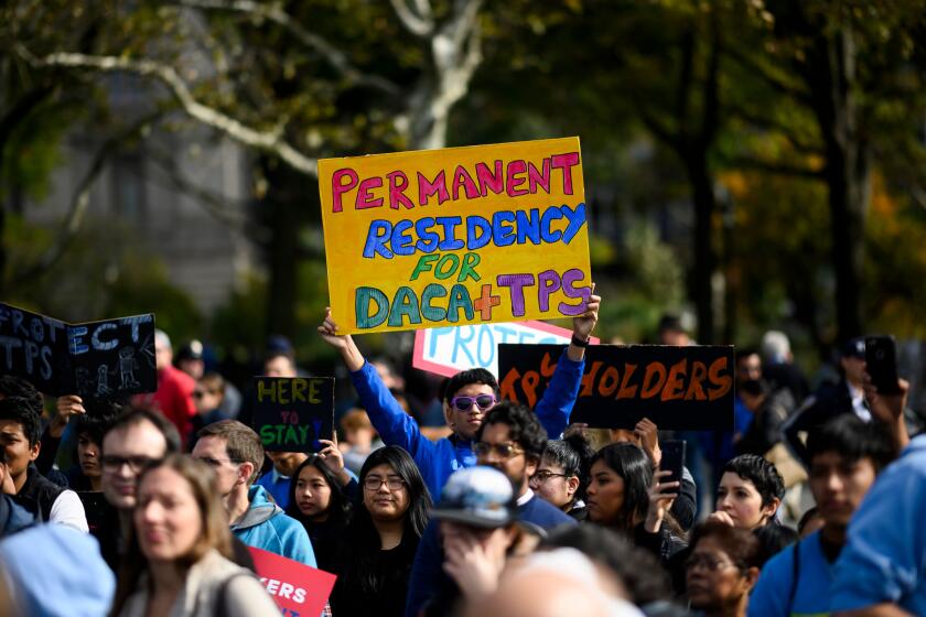 El 26 de octubre de 2019, numerosas personas participan en la marcha "El hogar está aquí" en favor de los beneficiarios de DACA y TPS en la ciudad de Nueva York.