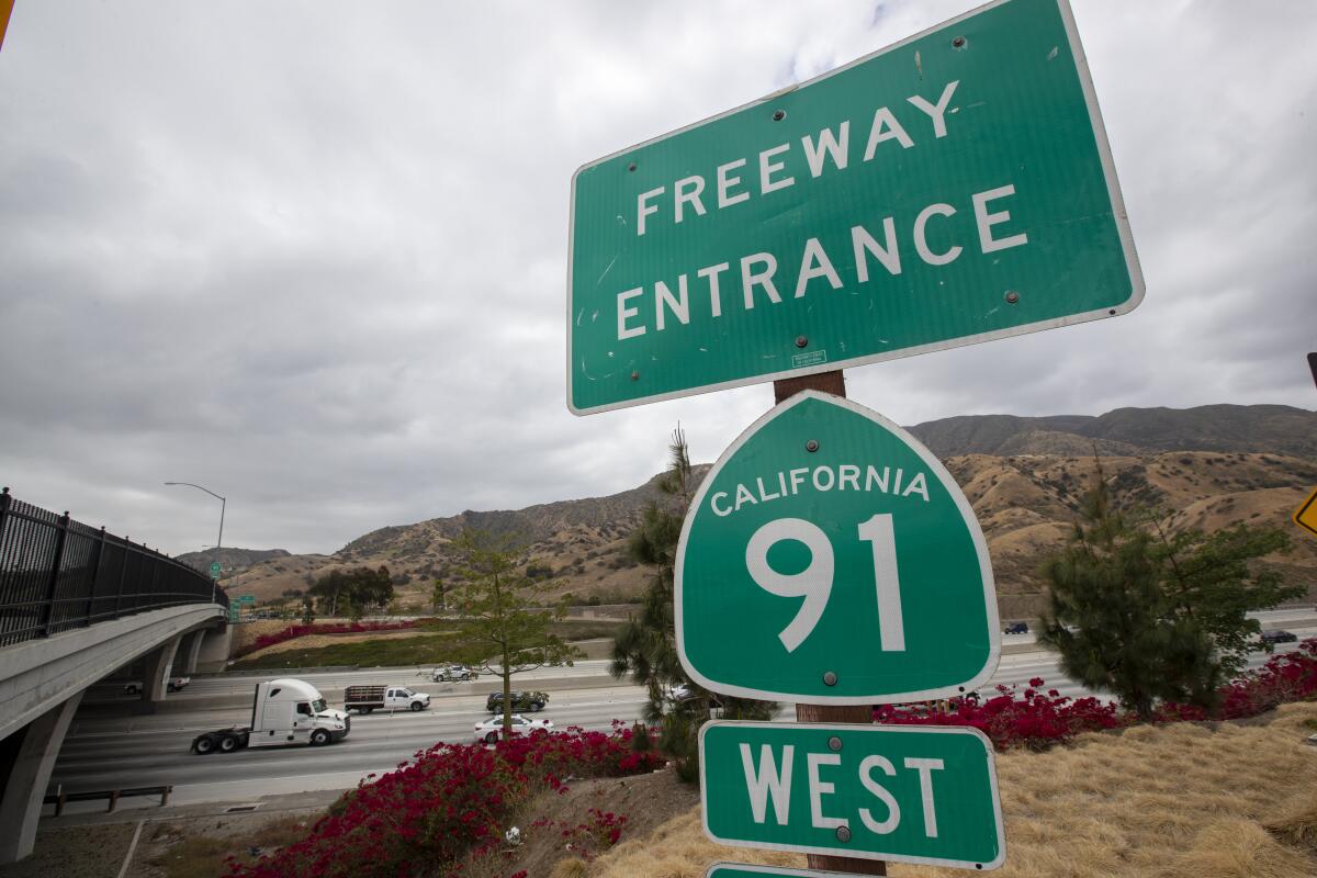 A sign points to the 91 Freeway