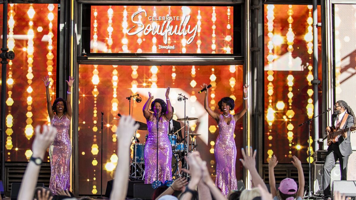Tres cantantes negros actúan en Disney Adventures en California.