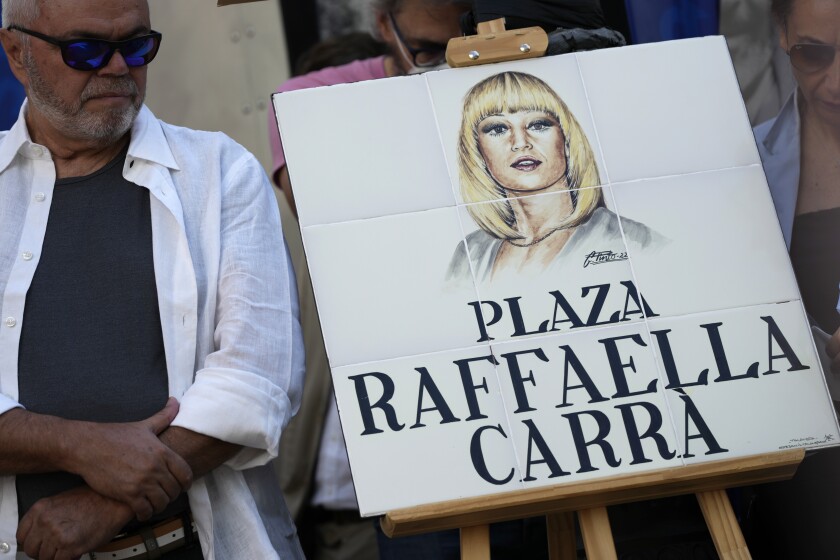 El coreógrafo italiano Sergio Japino, a la izquierda, junto a una placa con la imagen de Raffaella Carrà 