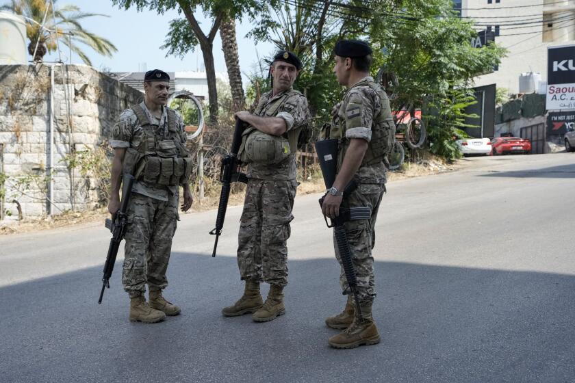 Efectivos de las fuerzas de seguridad de Líbano hacen guardia en una carretera que lleva a la embajada de Estados Unidos en Aukar, un suburbio al norte de Beirut, Líbano, el 5 de junio de 2024. (AP Foto/Bilal Hussein)