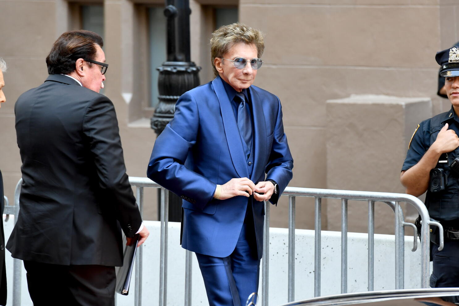 Barry Manilow walks off stage after two songs, cancels weekend shows Barry Manilow walks off stage after two songs, cancels weekend shows