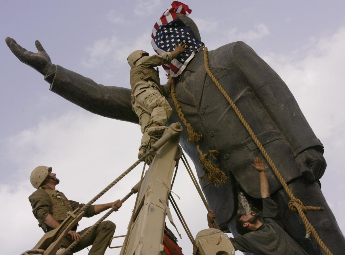 La estatua de Saddam Hussein es derribada en Bagdad el 9 de abril del 2003. (Foto AP/Jerome Delay, File)