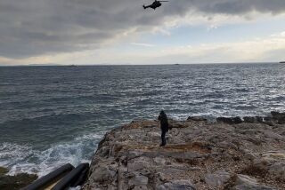 En esta imagen proporcionada por la Guardia Costera de Grecia, un helicóptero sobrevuela el mar Egeo durante un operativo de búsqueda tras un naufragio al este de la isla de Lesbos, Grecia, el 7 de febrero de 2023. (Guardia Costera de Grecia vía AP)