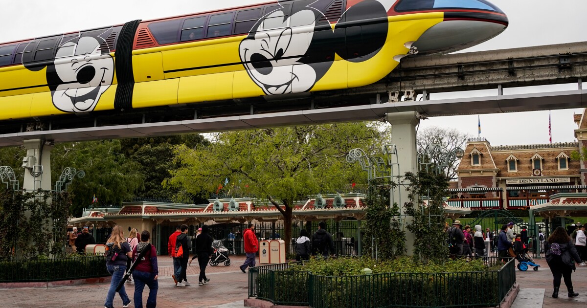 Les détenteurs de laissez-passer annuels Disneyland peuvent renouveler bientôt – moyennant un prix