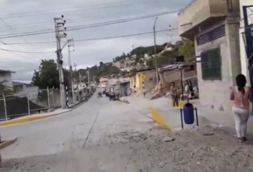 En esta captura tomada del video, una vista de escombros en una calle después de registrarse un terremoto con magnitud 7,5, en Bagua, Perú, el domingo 28 de noviembre de 2021. Las autoridades no han informado de heridos ni víctimas mortales tras el sismo. (AP)
