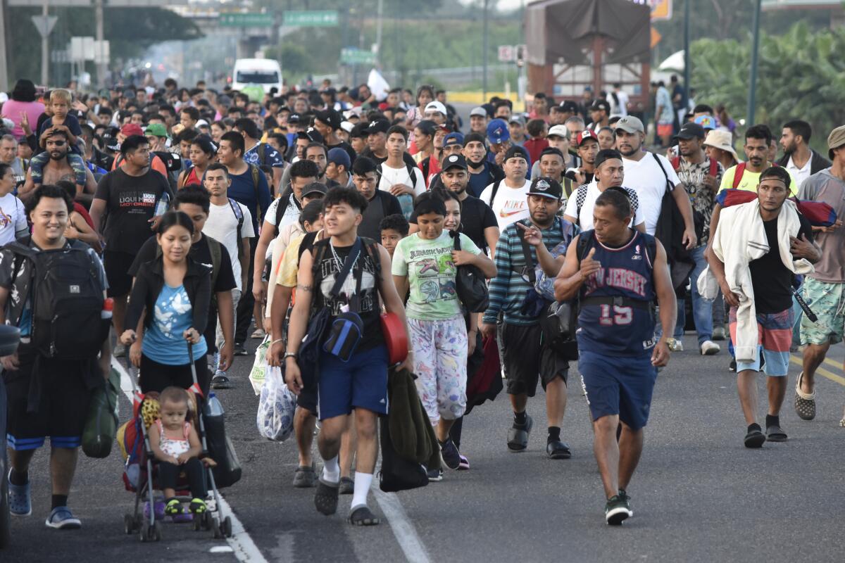 Migrantes caminan por la carretera que atraviesa Suchiate, estado de Chiapas