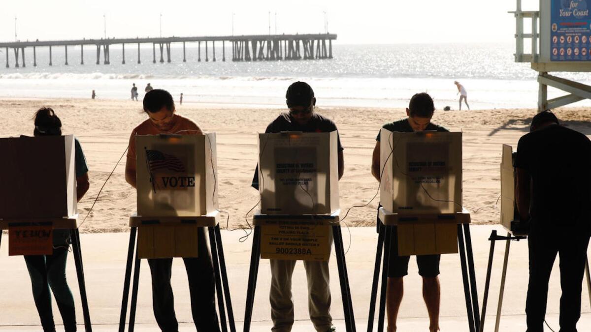 Electores californianos ejercen su voto en el Venice Beach Lifeguard Operations cerca del muelle de Venice, California.