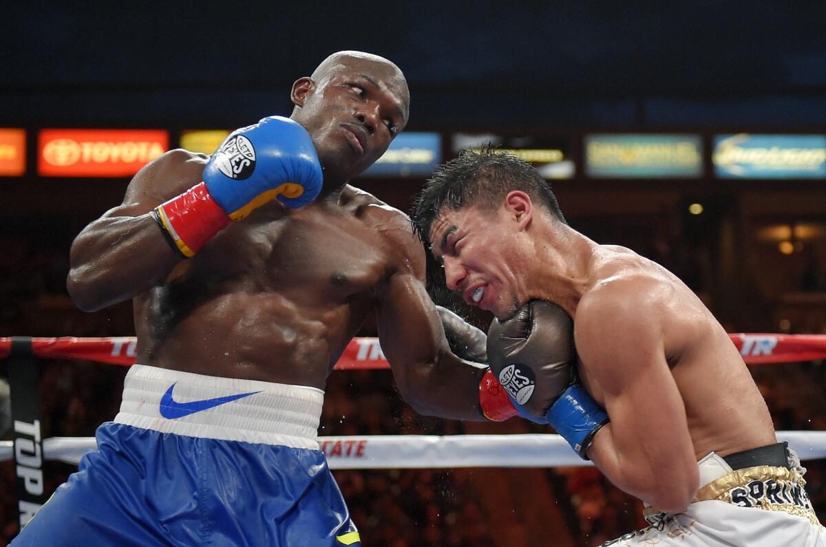 Timothy Bradley (izq) conecta a Jessie Vargas, en el combate celebrado en Carson, California