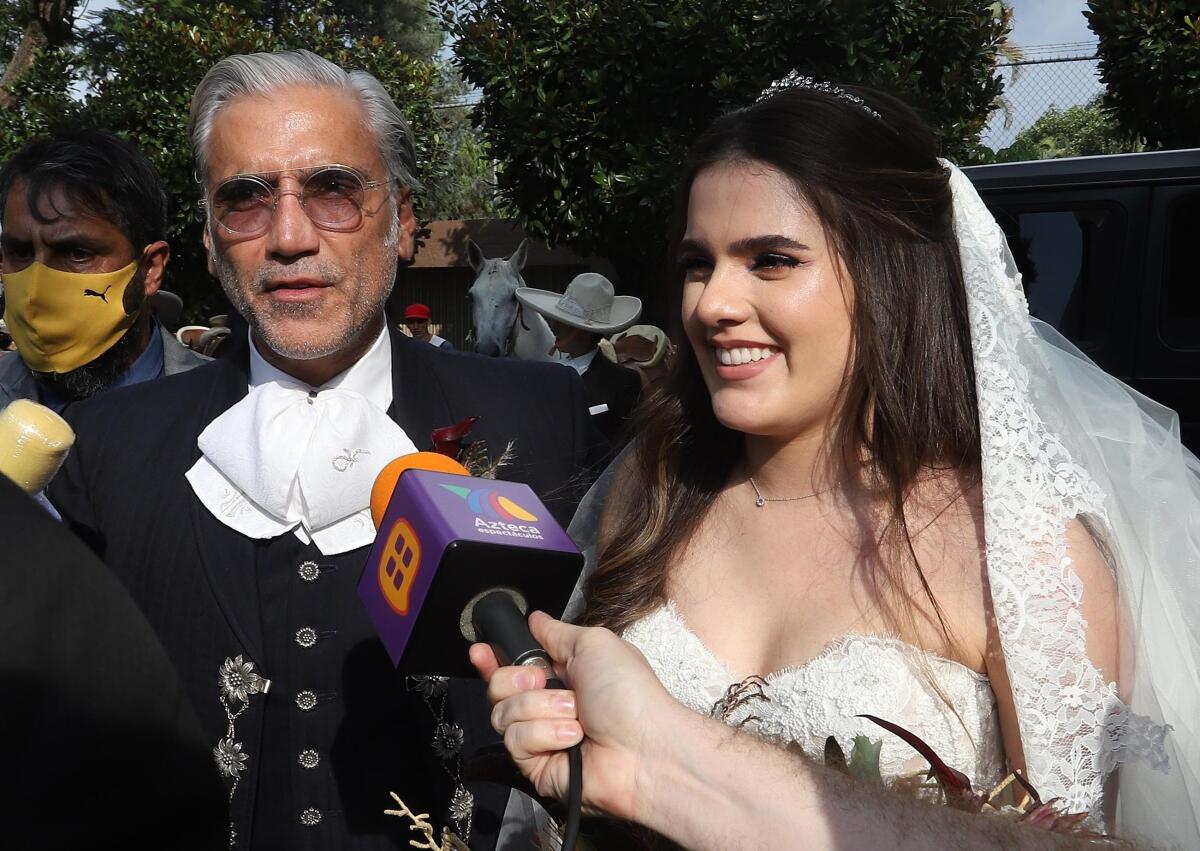 El cantante mexicano Alejandro Fernández y su hija Camila