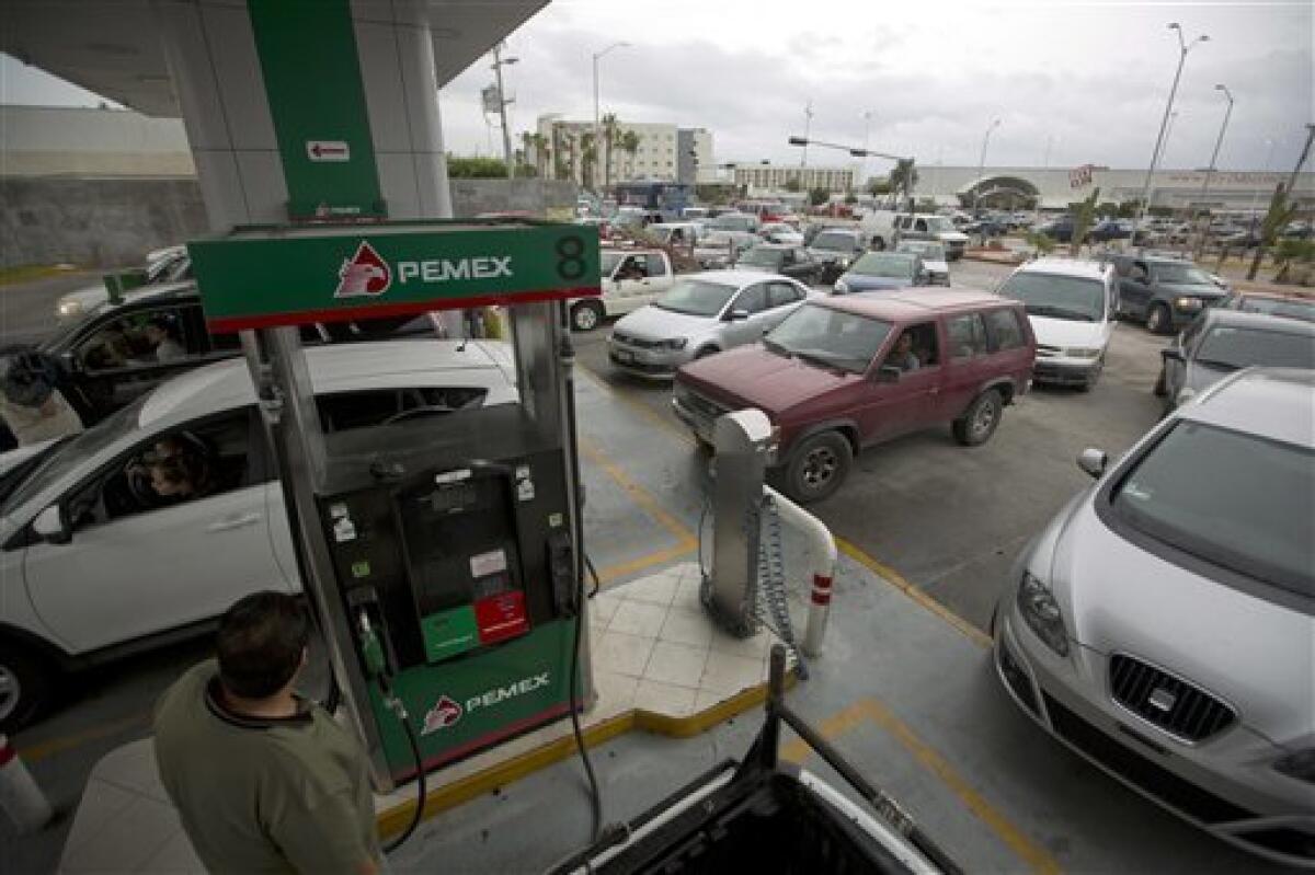 Conductores hacen largas filas para llenar sus tanques a la espera del huracán Newton en Cabo San Lucas, México, 5 de septiembre de 2016. Las autoridades de Baja California Sur cerraron escuelas y habilitaron refugios de emergencia a medida que Newton se acerca a la zona turística de Los Cabos.