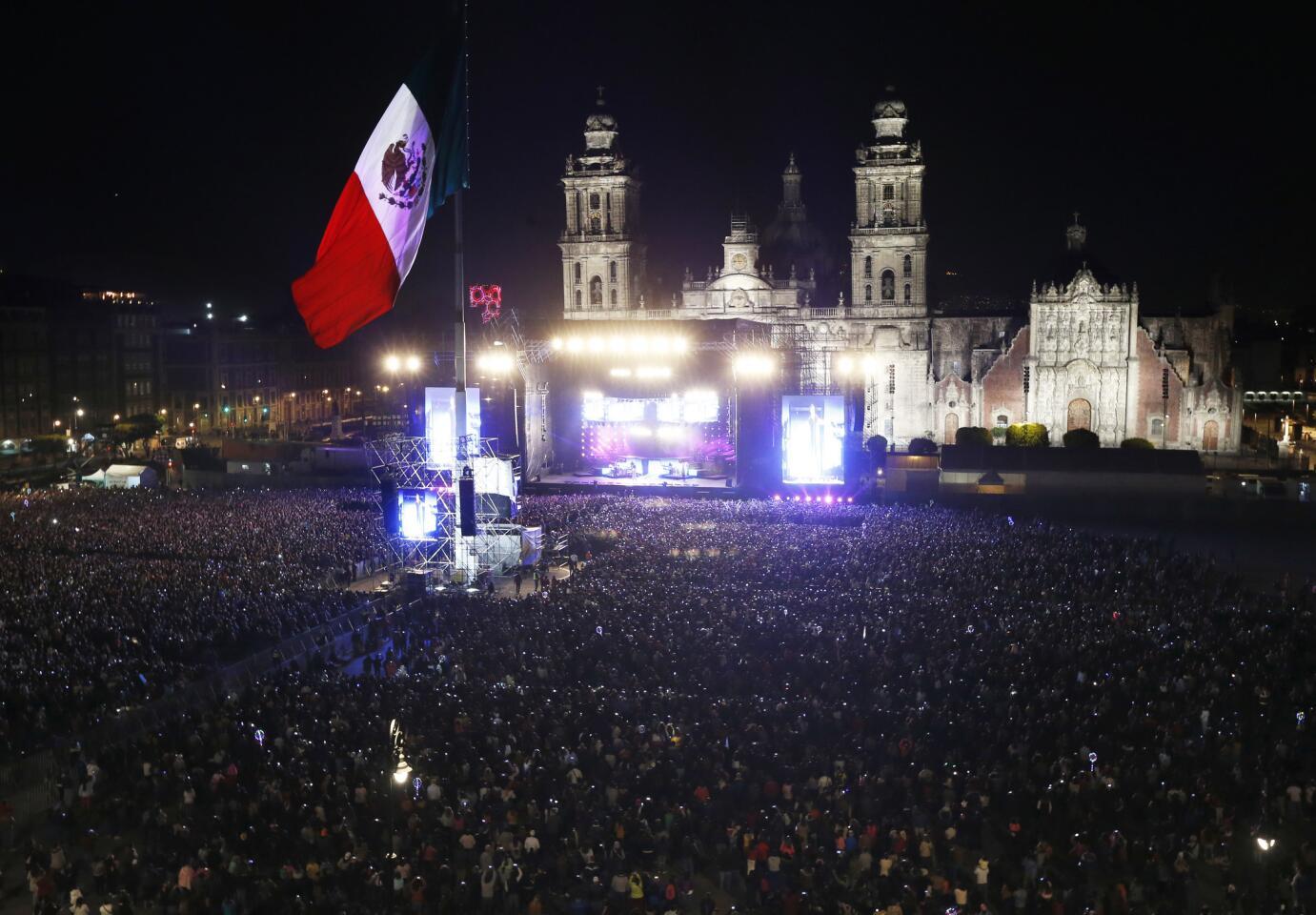 El público reunido para ver a Ricky Martin durante su concierto gratuito en el Zócalo de la Ciudad de México el sábado 25 de noviembre de 2017. (Foto AP/Marco Ugarte) ** Usable by HOY, ELSENT and SD Only **