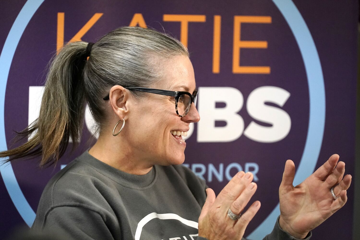 Arizona, Katie Hobbs'u rekor 5. kadın vali olarak göreve başladı