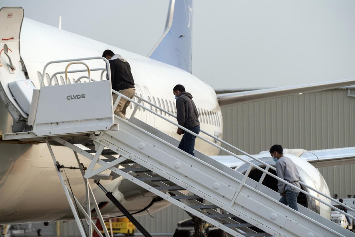 ARCHIVO - Migrantes guatemaltecos abordan un vuelo de deportación en Harlingen, Texas