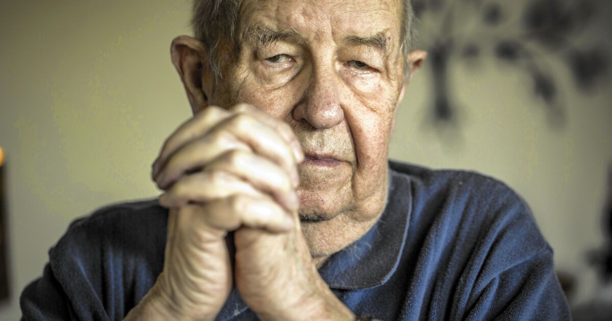 Ken Moore dies at 90; medic cared for U.S., German troops on DDay