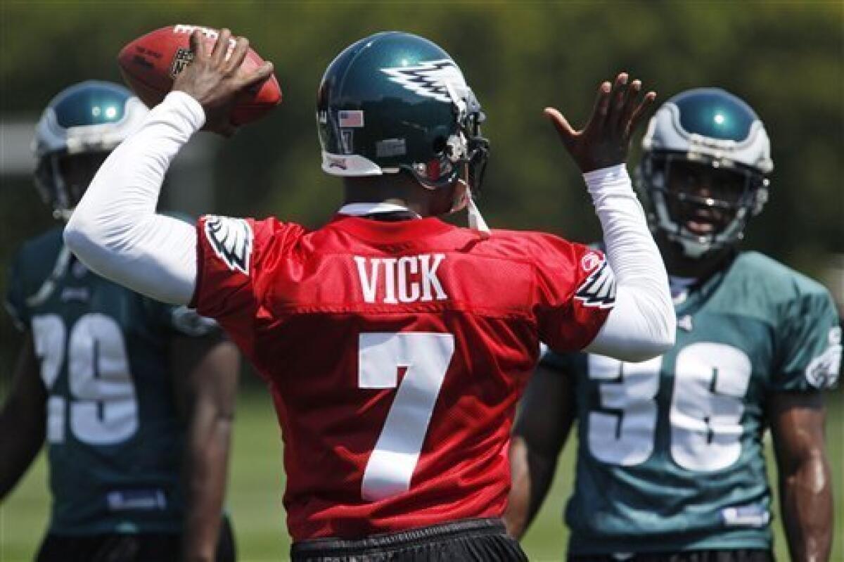 Falcons WR White stays in touch with Michael Vick