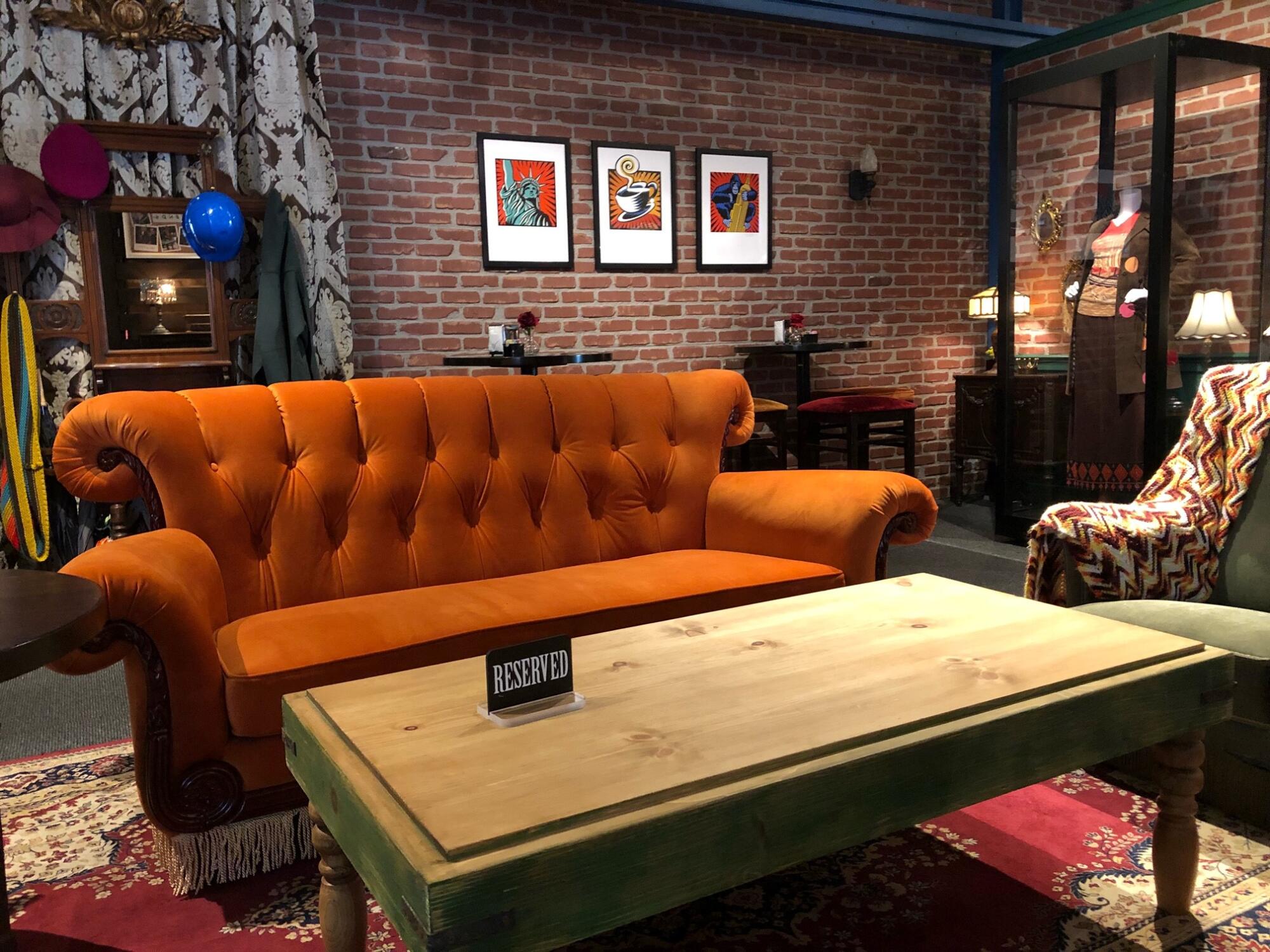 Los visitantes hasta pueden comer y tomarse un ataza de cafe en área inspirada en el sitcom Friends.