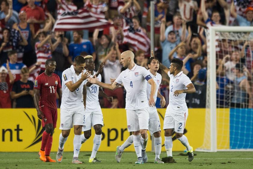 Michael Bradley (c) es felicitado tras anotar el gol del empate para EE.UU.ante Panamá.