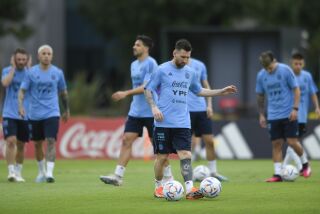 El delantero argentino Lionel Messi (centro) durante un entrenamiento de la selección, el martes 21 de marzo de 2023, en Buenos Aires. (AP Foto/Gustavo Garello)
